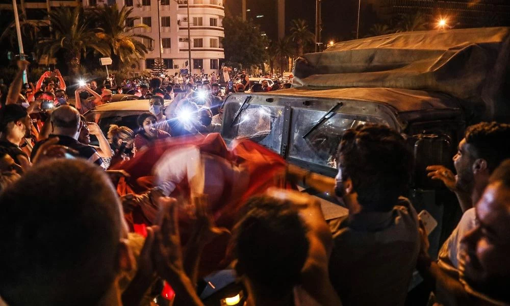 Ο πρόεδρος της Τυνησίας επέβαλε απαγόρευση της κυκλοφορίας τη νύχτα